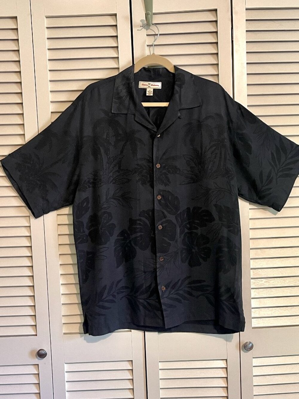 Tommy Bahama Mens 100% Silk Shirt * Size M * Black * Great Cond.